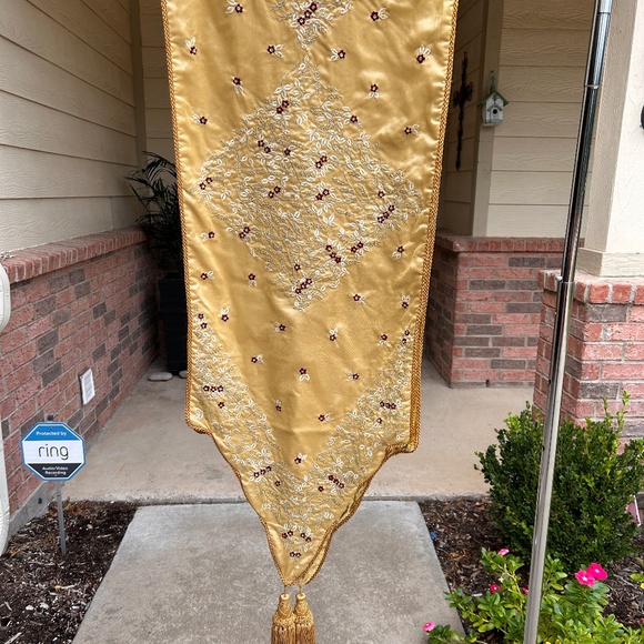 Table Runner, Gold Enhanced w/ Velvet Backing and Tassels - Picture 4 of 7